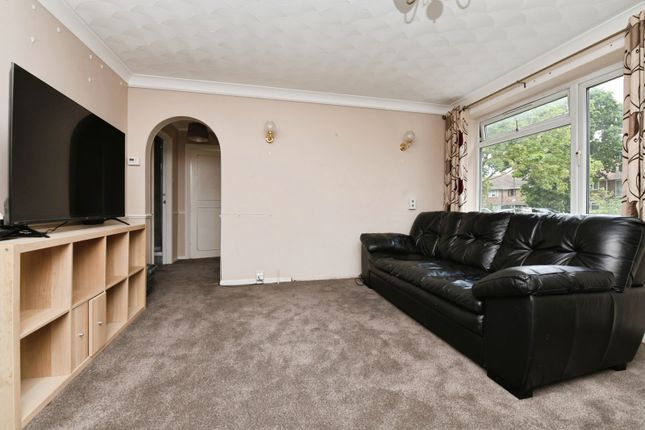 42, Honeypot Lane, Essex photo 2