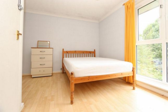 Room to rent in Sextant Avenue, London