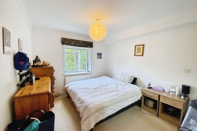 Flat 5,, Jenkins Court, Bagshot photo 4