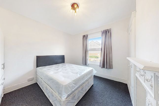 Terraced house to rent in Kingston Road, Luton
