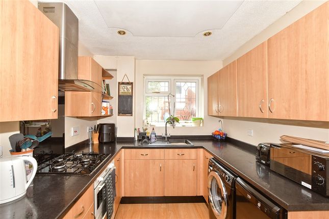 Oliver Close, Crowborough photo 4