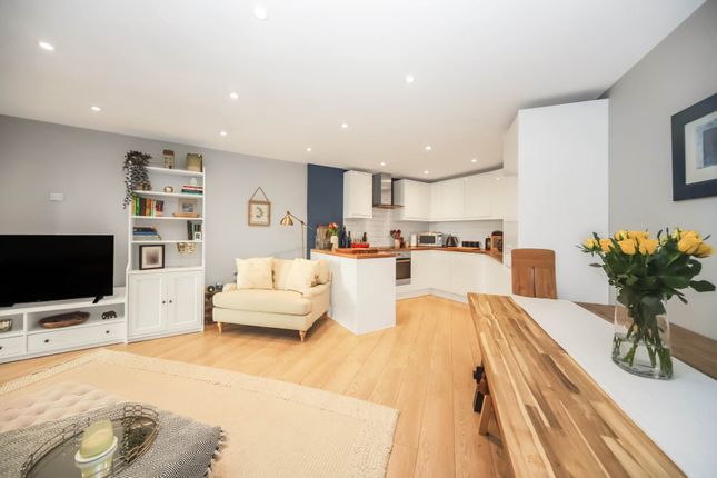 3, Brookside Court, Tring photo 3