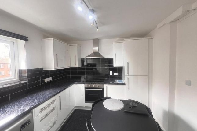 Flat to rent in Roe Green, London