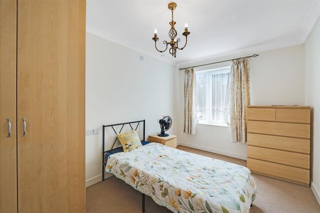 Flat 17, 19, Dean Road, Hampton photo 4