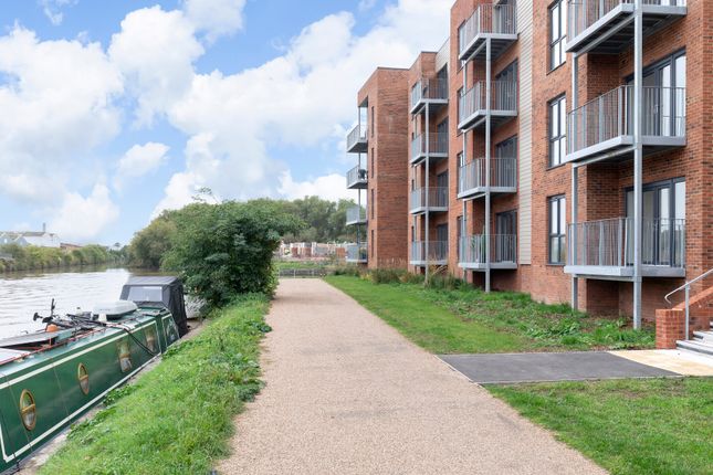 Flat to rent in Hobbs Way, Gloucester