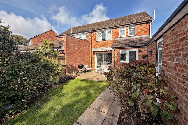 35 Forge Close, Holmer Green, Buckinghamshire photo 4