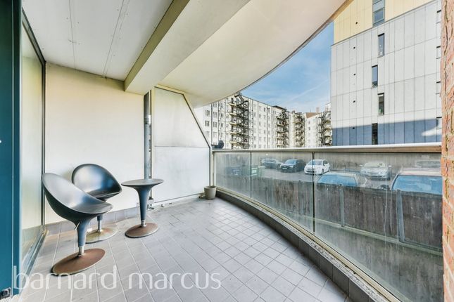 Flat for sale in Streatham High Road, London