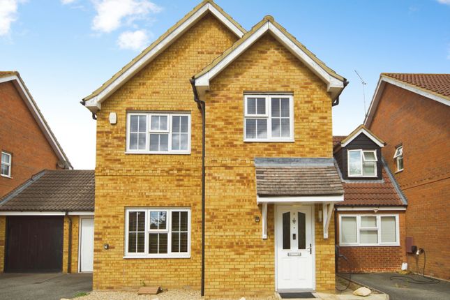 8, Burleigh Close, Romford photo 2