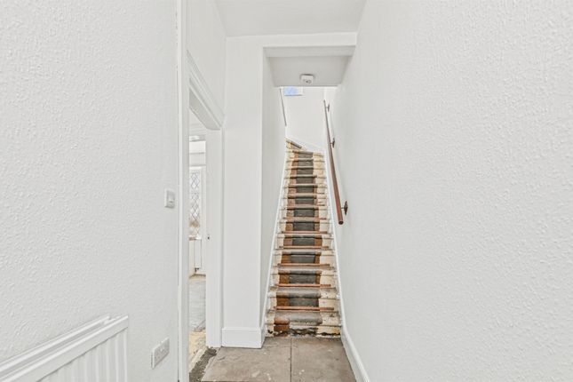 3, Beacon Street, Huddersfield photo 4
