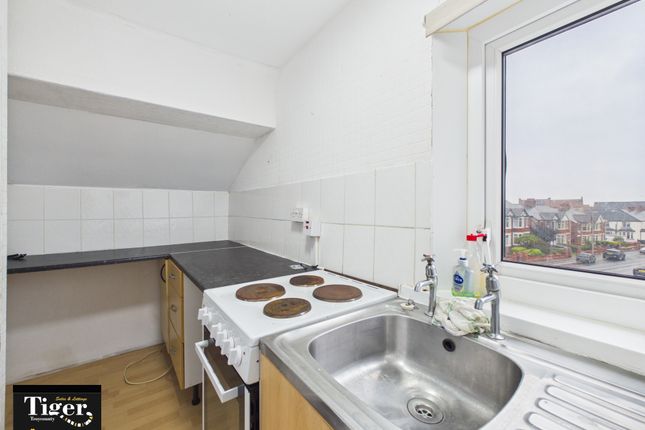 Flat 5, 373, Warbreck Drive, Blackpool photo 4