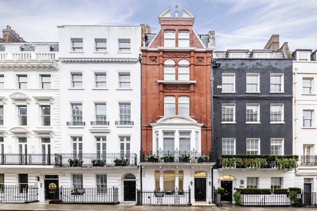 Flat to rent in Queen Street, London