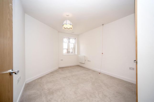 Flat for sale in Oakhill Place, High View, Bedford, Bedfordshire