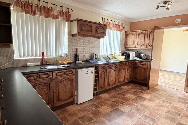 2, Dingat Close, Llandovery photo 3
