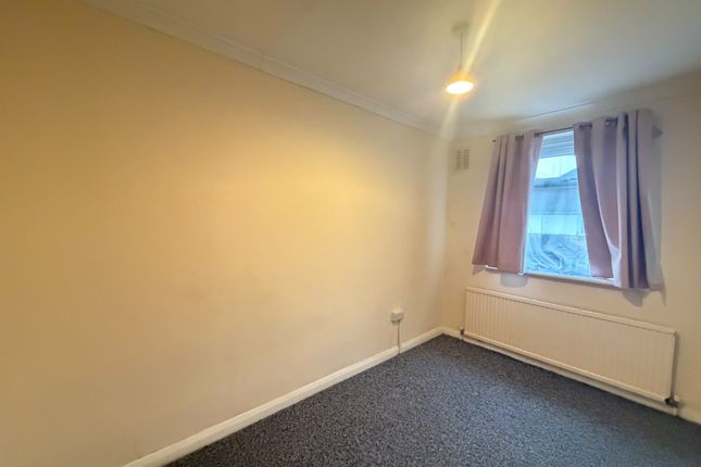 15 Grantham Gardens, Romford photo 5