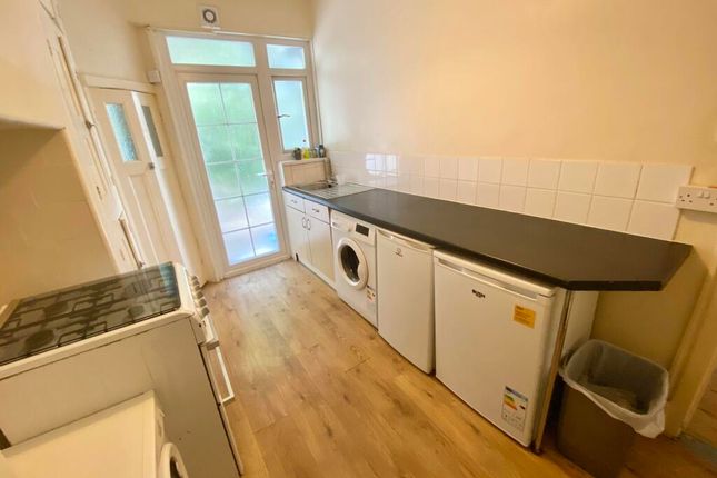 Flat 2, Sefton Court, Leeds photo 3