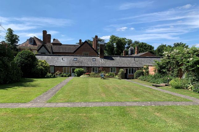 2-bed house on Rosekeepers Cottage, Clopton House, Stratford-Upon-Avon, £339,950