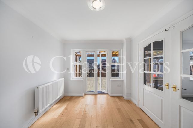 37,, Barlow Drive, London photo 4