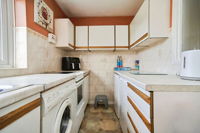 57, Cliffe Gardens, Shipley photo 4