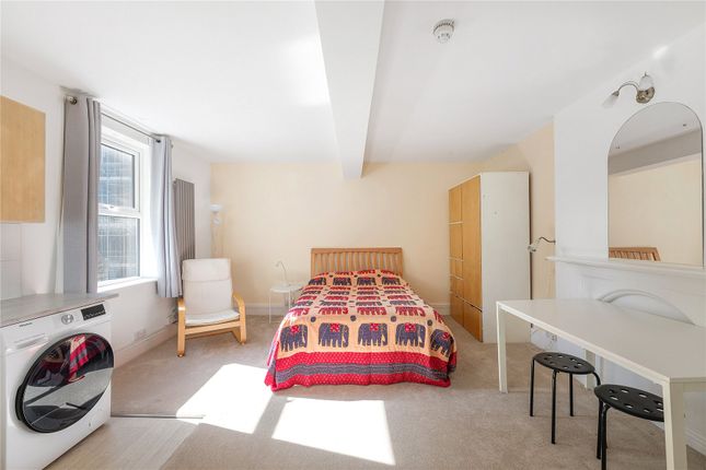 Studio flat on H/L, 94, St. Georges Square, London, £335,000