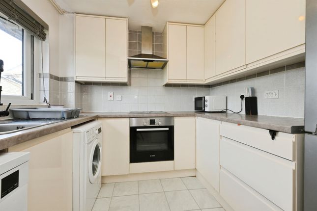 37, Aylets Field, Harlow photo 2