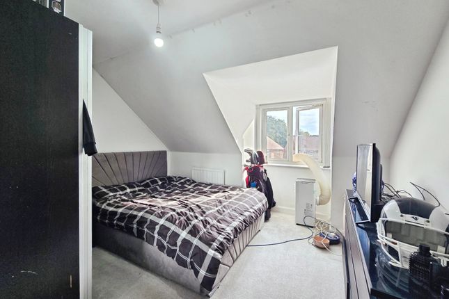 Flat 2, 23, Blackburne Way, Tongham photo 4