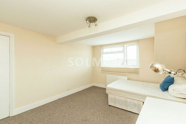 Flat to rent in Claremont Road, Cricklewood, London