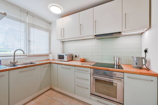 Flat to rent in Wricklemarsh Road, Blackheath, London