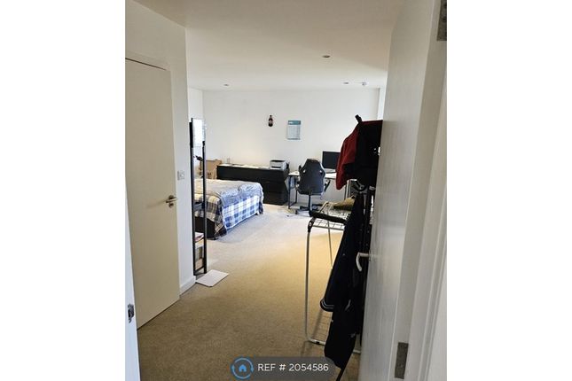 Room to rent in Binnacle House, London