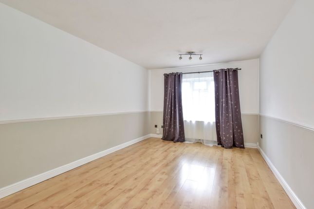 6 Edward Amey Close, Watford photo 4