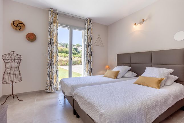 Property for sale in Vaison-La-Romaine, Vaucluse, Provence-Alpes-Côte d`Azur, France