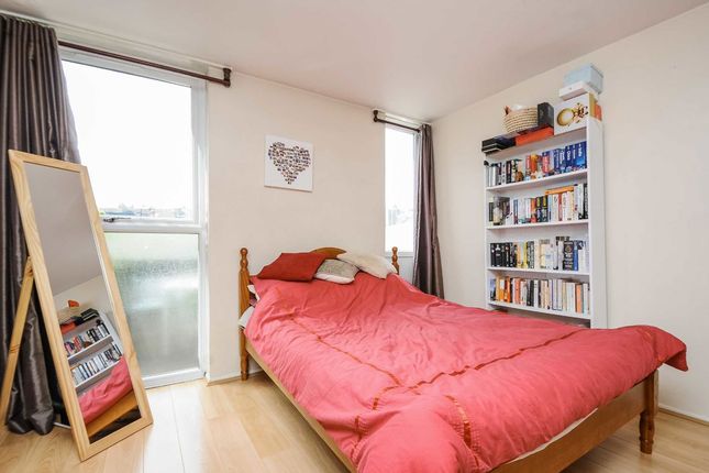 34, Hunter Close, London photo 2