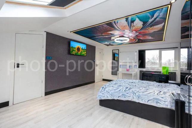Experience Luxury In This Spacious Master Bedroom ...