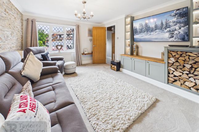 4, Evans Close, Crawley photo 2