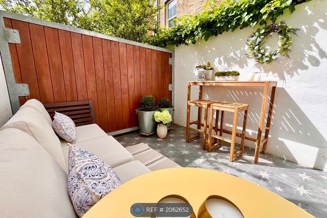 Flat to rent in Gifford Street, London