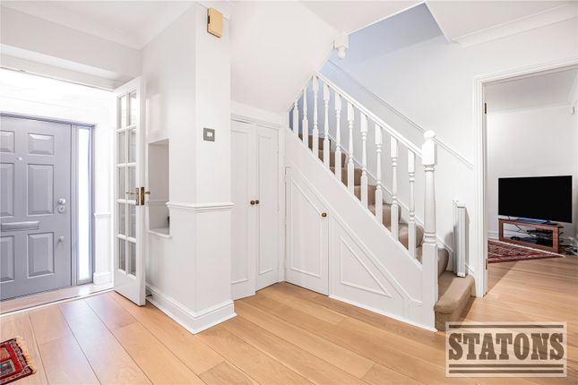 18, Courtleigh Avenue, Hertfordshire photo 2