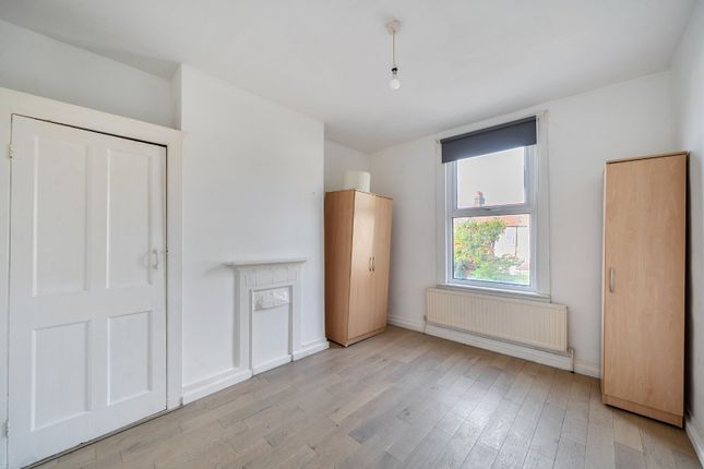 Flat B, 26, Franklyn Road, London photo 4