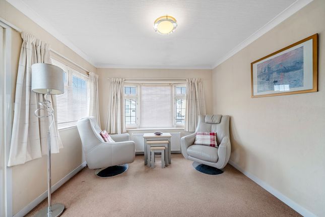 17 Avenue C, Weybridge Park Estate, Addlestone photo 4