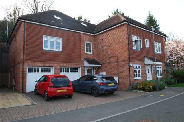 Thumbnail Flat to rent in Compton Road, Wooburn Green, High Wycombe
