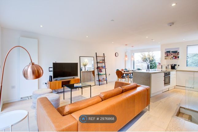 Savona Close, London photo 4