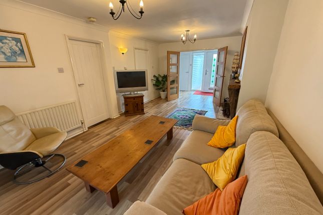 2 College Close, Flamstead, Hertfordshire photo 3