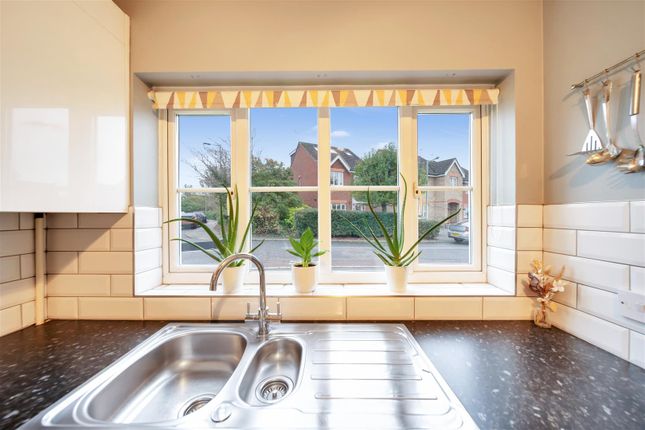 2, Burnet Close, Ipswich photo 3