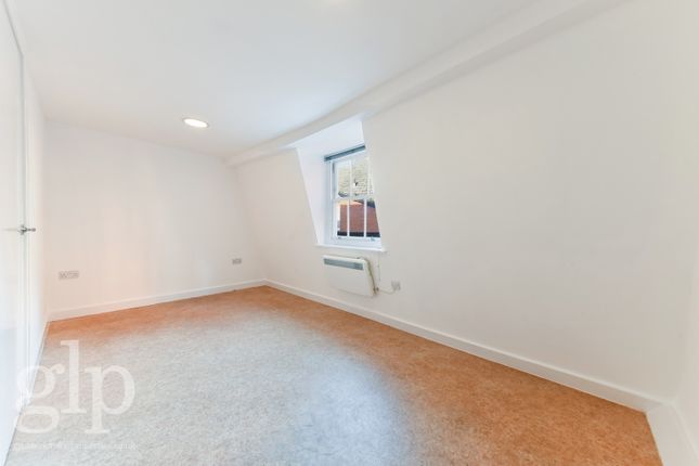 Flat to rent in Newport Court, London