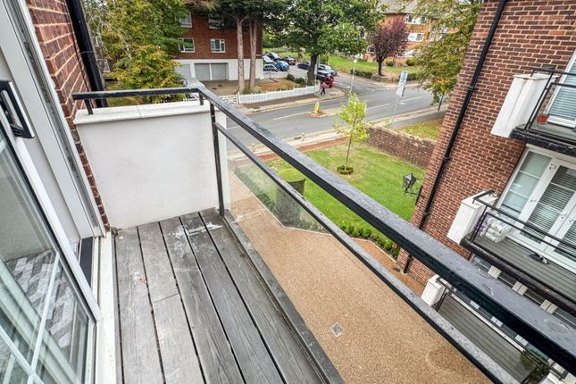Flat 5 The Lanterns, Moss Hall Grove, London photo 3
