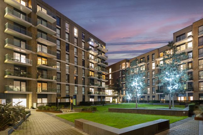 Thumbnail Flat for sale in Queenshurst Square, Kingston Upon Thames