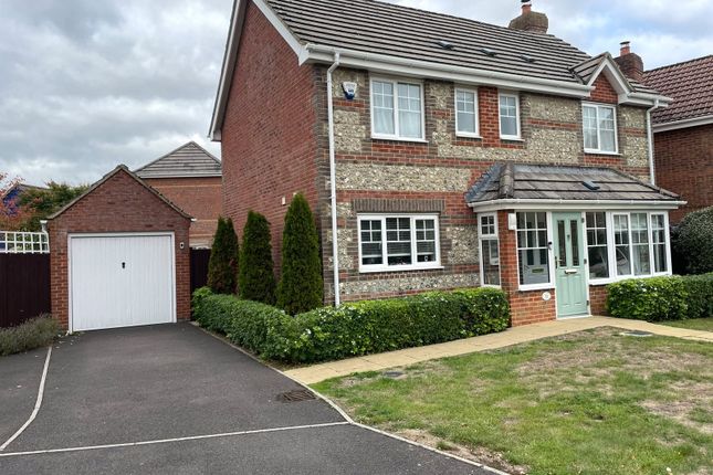 33, Kennedy Meadow, Berkshire photo 2