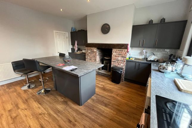 Room 4, 34 Clifford Place, Churwell Morley, Leeds photo 3