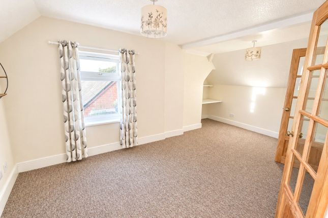 Flat 3,, 25 The Square, Devon photo 3
