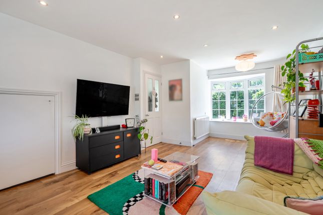 8, Rembrandt Way, Surrey photo 4