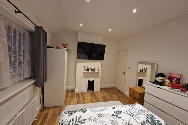 14, Comyns Road, Dagenham photo 2