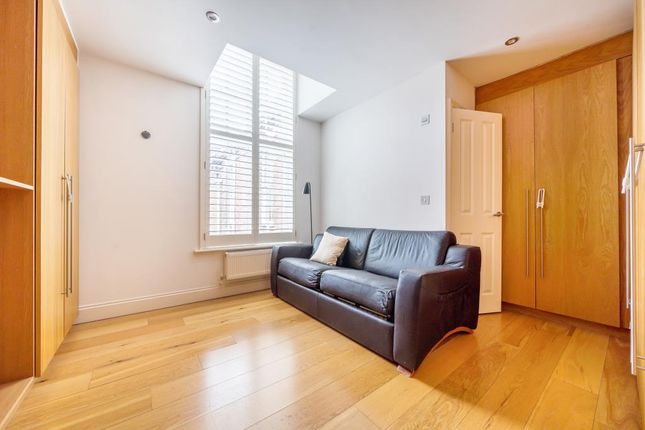 Flat to rent in Royal Drive, London